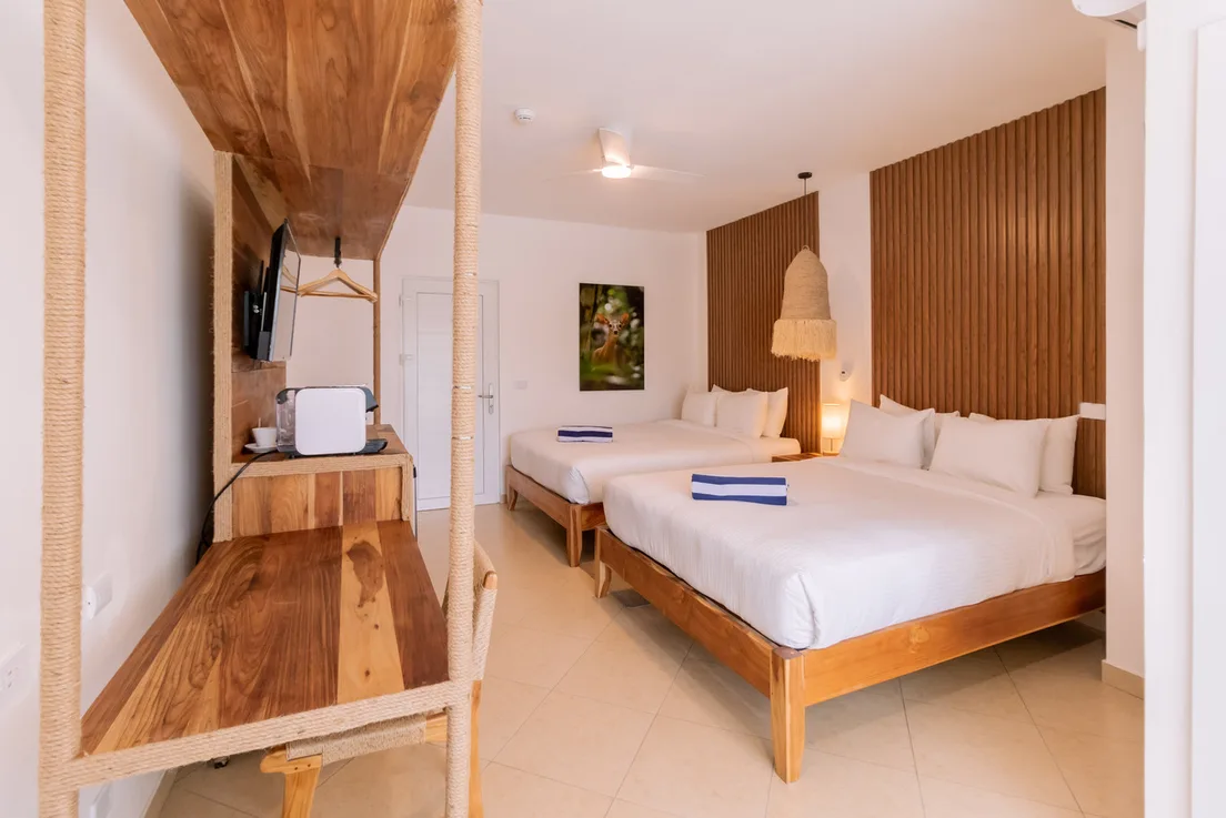 Deluxe 2 Queen with Balcony Ocean Side of Hotel – photo 2